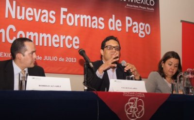 Rodrigo Alvarez (Famsa), César Pallares (Amipci) y Gabriela Ugarte (Amece GS1)