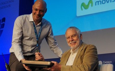 Nolan Bushnell firmando un Atari