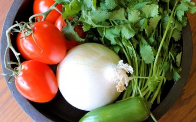 Cebollas, chiles, jitomates y cilantro