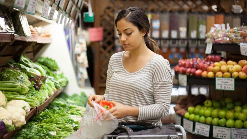 chica en el súpermercado