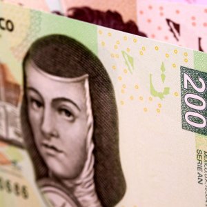 Peso mexicano cae