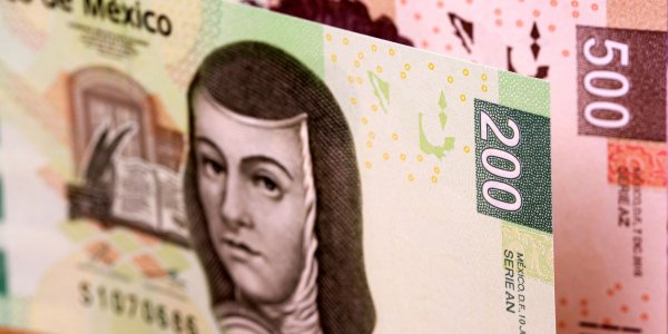 Peso mexicano cae