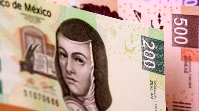 Peso mexicano cae