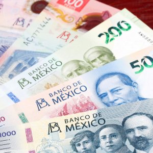 Peso mexicano cae