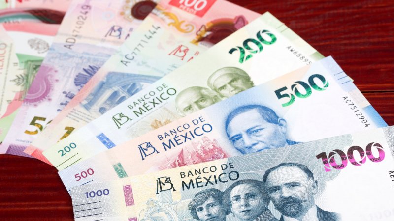 Peso mexicano cae