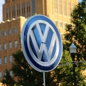 Bajan 3 % las acciones de Volkswagen