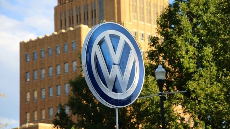 Bajan 3 % las acciones de Volkswagen