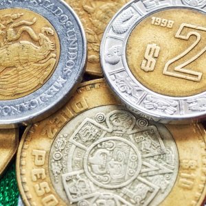 Peso mexicano cae