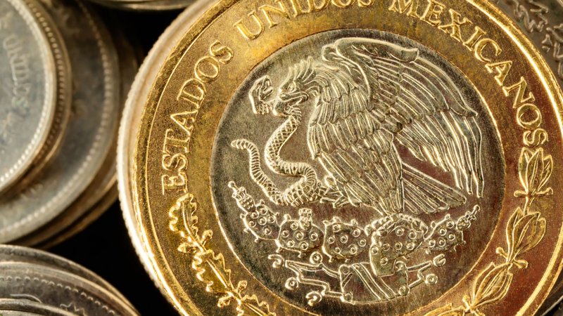 Peso mexicano cae