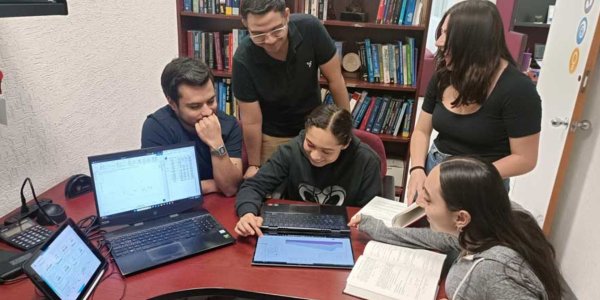 Estudiantes del TEC de MONTERREY