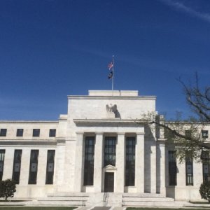 Corredurías prevén un recorte de tasas de la FED
