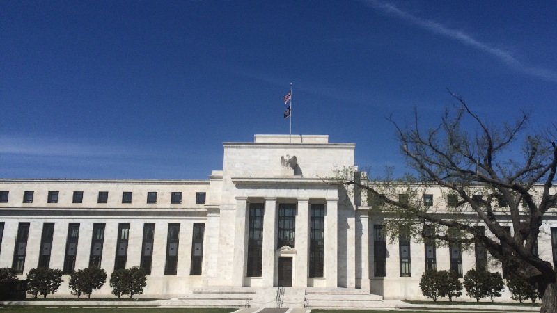 Corredurías prevén un recorte de tasas de la FED