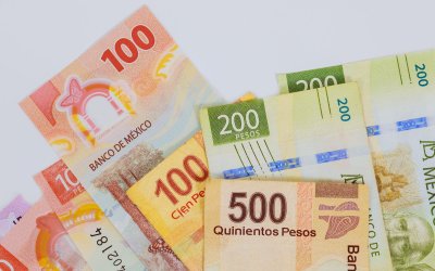 Peso mexicano avanza ante un mayor optimismo por recortes de tasas en Estados Unidos
